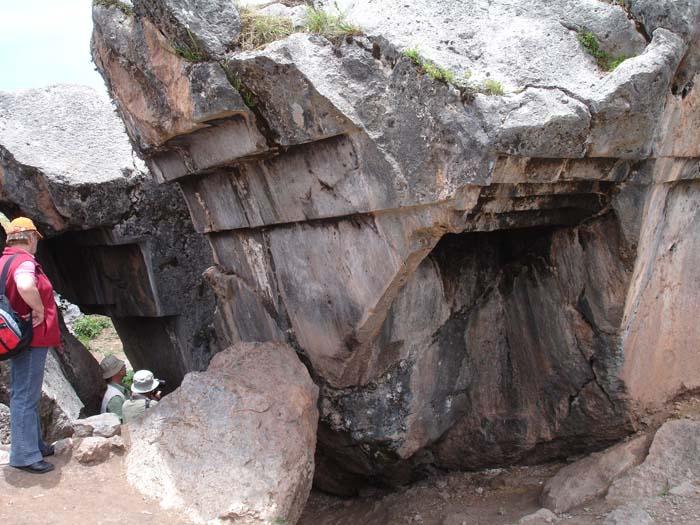 Перу боливия задолго. Скляров Боливия и Перу задолго до инков. Инки пещеры. Гранитный монолит.