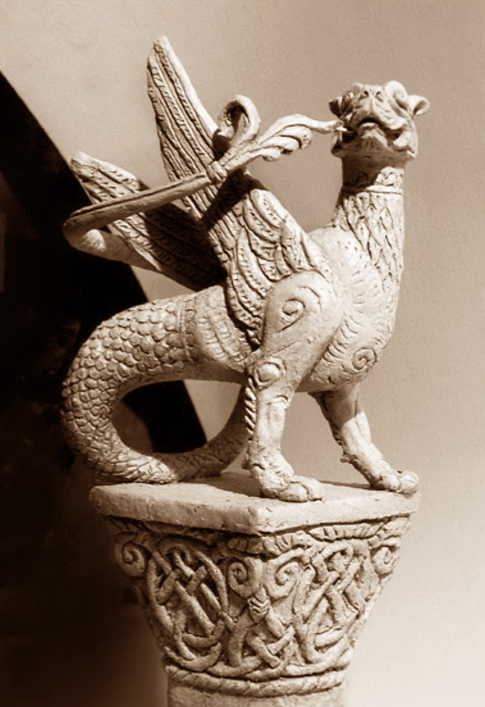 Сучасна статуя дракона-семаргла у Чернігові