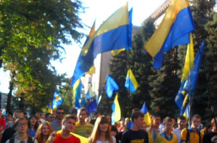 Марш на підтримку жовто-блакитного прапора в Запоріжжі 23 серпня 2014 р. 