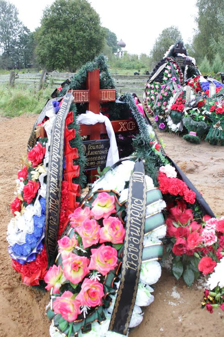 У селі Вибути під Псковом вранці 25 серпня 2014 були поховані бійці псковських Повітряно-десантних військ 