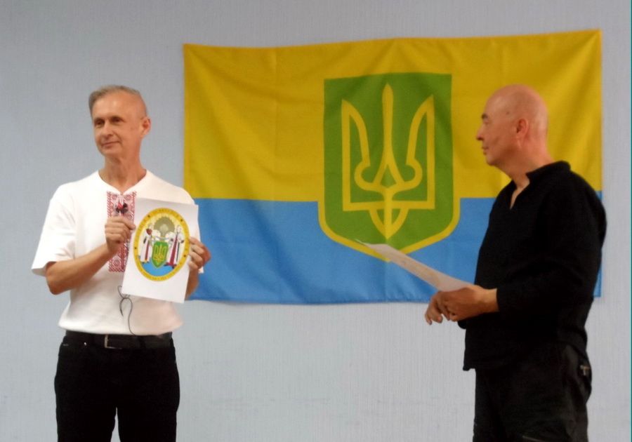 Ігор Каганець і Володимир Мороз презентують два варіанти Великого герба України.  