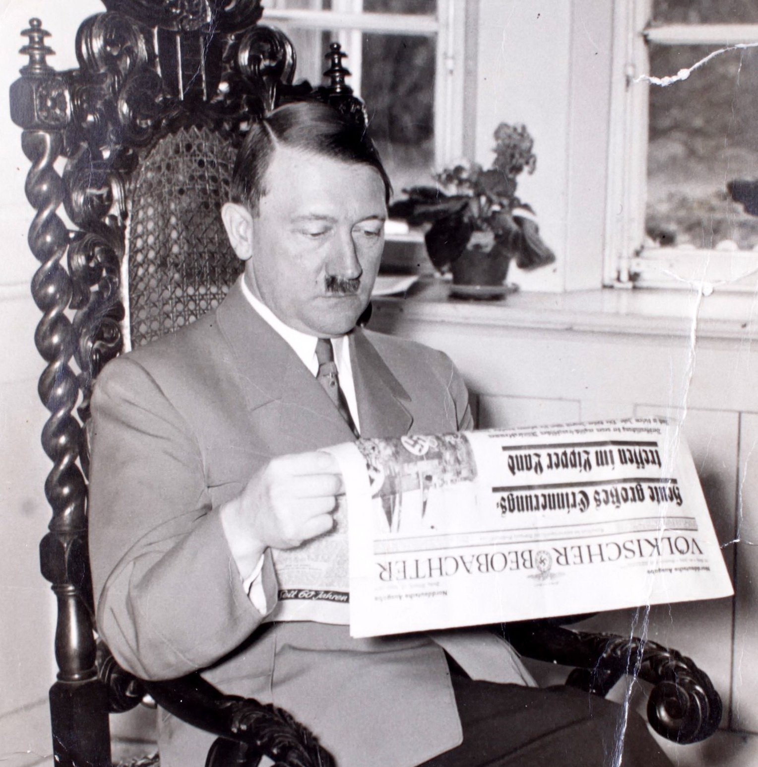 Гітлер читає «Фьо́лькішер Бео́бахтер» (нім. Völkischer Beobachter, «Народний Оглядач»)