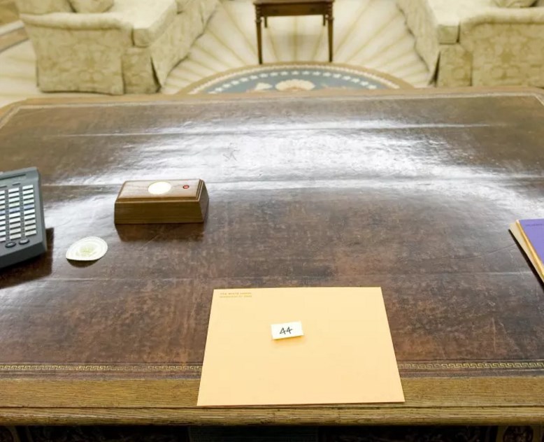 Червона кнопка у кабінеті Барака Обами, 2009 р. 
