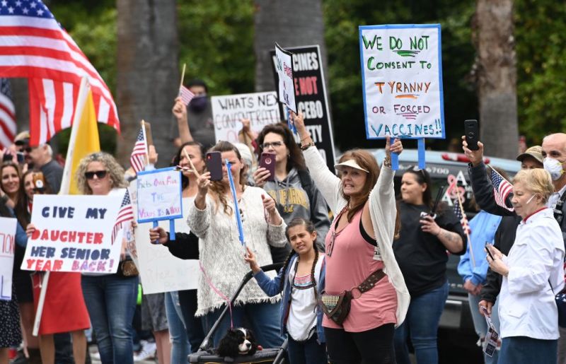 Сотні людей збираються на знак протесту проти локдауну попри заборони, які досі діють у Каліфорнії, 20 квітня 2020 року. Josh Edelson–AFP/ Getty Images