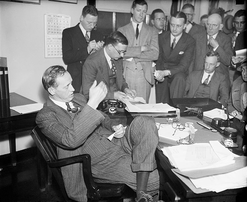 Гаррі Гопкінс під час прес-конференції у листопаді 1935 року