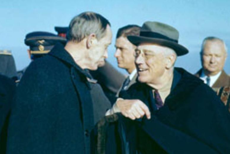 Гаррі Гопкінс розмовляє з президентом Франкліном Делано Рузвельтом