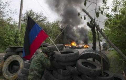 Донецьк знову потрапив під артобстріли: зруйновано будинки, люди гасять пожежі