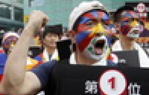 Розмальовані тибетці вийшли на вулиці, щоб згадати повстання проти китайської влади