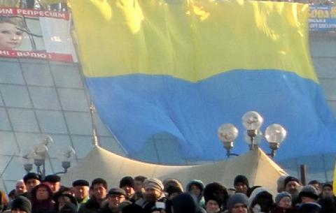 Великий сонячно-блакитний прапор на Майдані (Київ, 29.12.2013). Фото SD.ORG.UA 