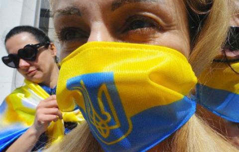 Прихильники повернення до жовто-блакитного прапору освятили простір біля Верховної Ради
