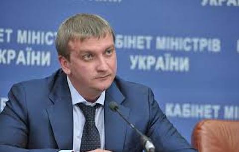 Апарат держслужбовців в Україні скоротять на 30-50%