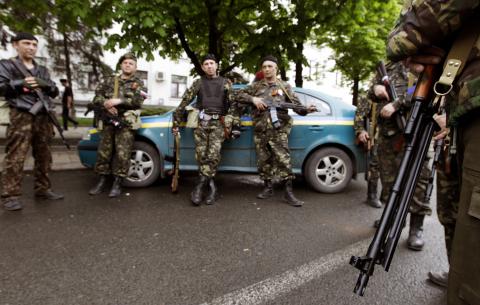 Бойовики на цивільних автомобілях намагаються втекти з Донецька-Міноборони