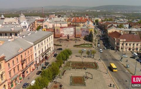Вид з вежі Чернівецької міської ради. Квітень, 2012.