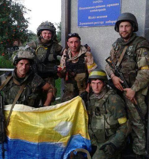 Батальйон Донбас з сонячно-блакитним прапором Перемоги Батальйон Донбас з сонячно-блакитним прапором Перемоги